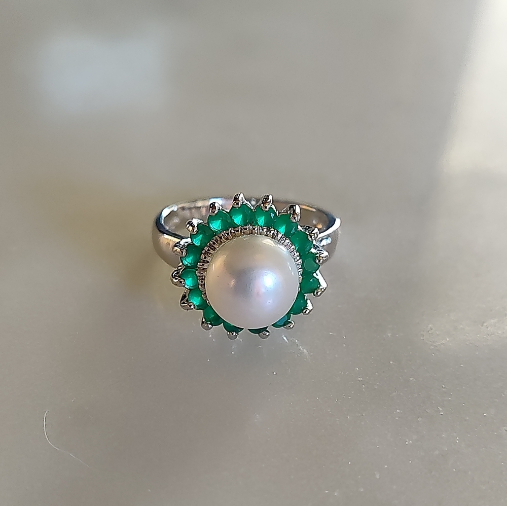 Gorgeous genuine Pearl, green emeralds ring 7